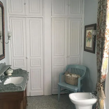 Les Deux Colombiers Bed & Breakfast