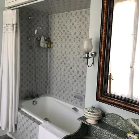Les Deux Colombiers Bed & Breakfast 3*